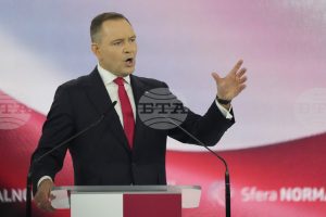 Кандидат-президентът националист Навроцки се стреми да привлече крайнодесните избиратели за втория тур на изборите в Полша