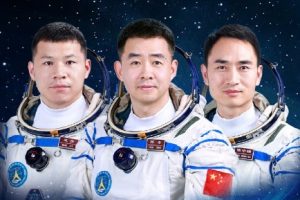 Астронавтите от Shenzhou XX се завръщат на Земята