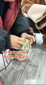 Китайско момче спестява 28 щатски долара за 6 месеца, за да купи подарък за рождения ден на майка си, трога собственик на магазин