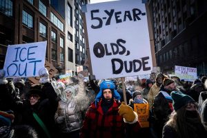 САЩ трябва да освободят 5-годишно „момче със зайче с шапка“, задържано от ICE, разпорежда съдия