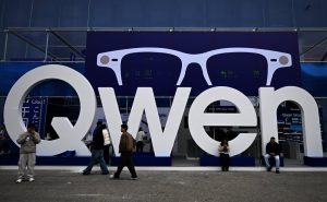 Китайската Huawei дебютира с AI очила, за да предизвика Meta, Alibaba и Rokid в претъпкана арена
