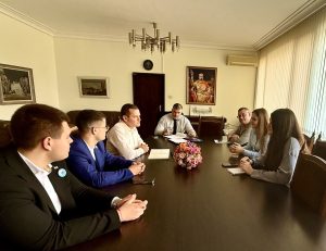 Диалог между младежи и местна власт: Гимназисти обсъдиха актуални проблеми с кмета Пенчо Милков