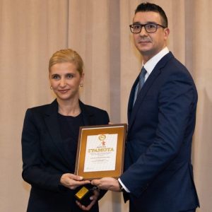Министър Дилов награди победителя в категория „Успешно стартиращо малко предприятие“ по време на годишните награди „Златна мартеница“